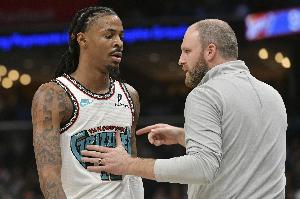 开云app下载-苏群:詹金斯被架空了 湖人面对换帅如换刀的灰熊并不好打